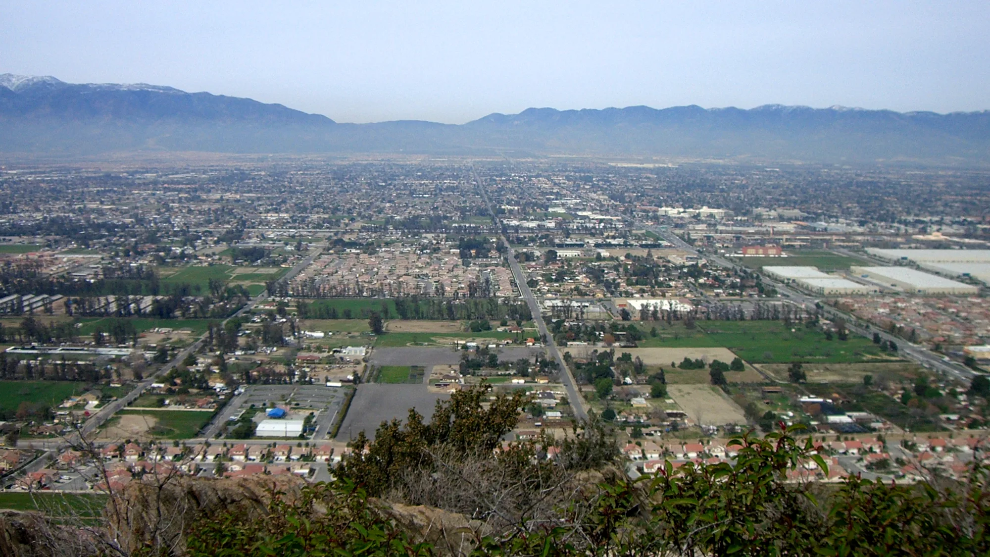 Overview of Fontana, California with the San Gabriel Mountains in the distance